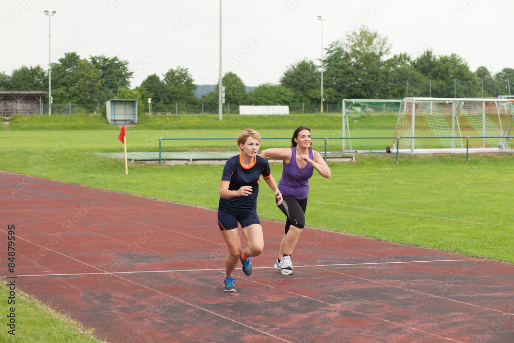 Obraz premium kobieta jogging na świeżym powietrzu na torze wyścigowym