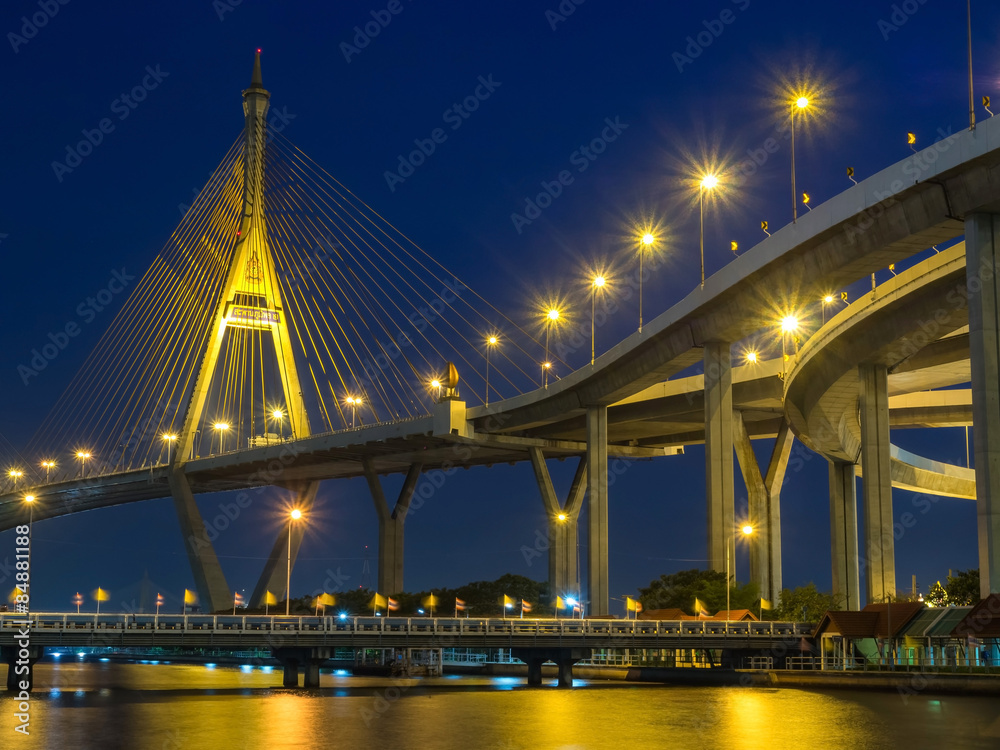 Obraz premium Bhumibhol bridges over Chaophraya river in evening period