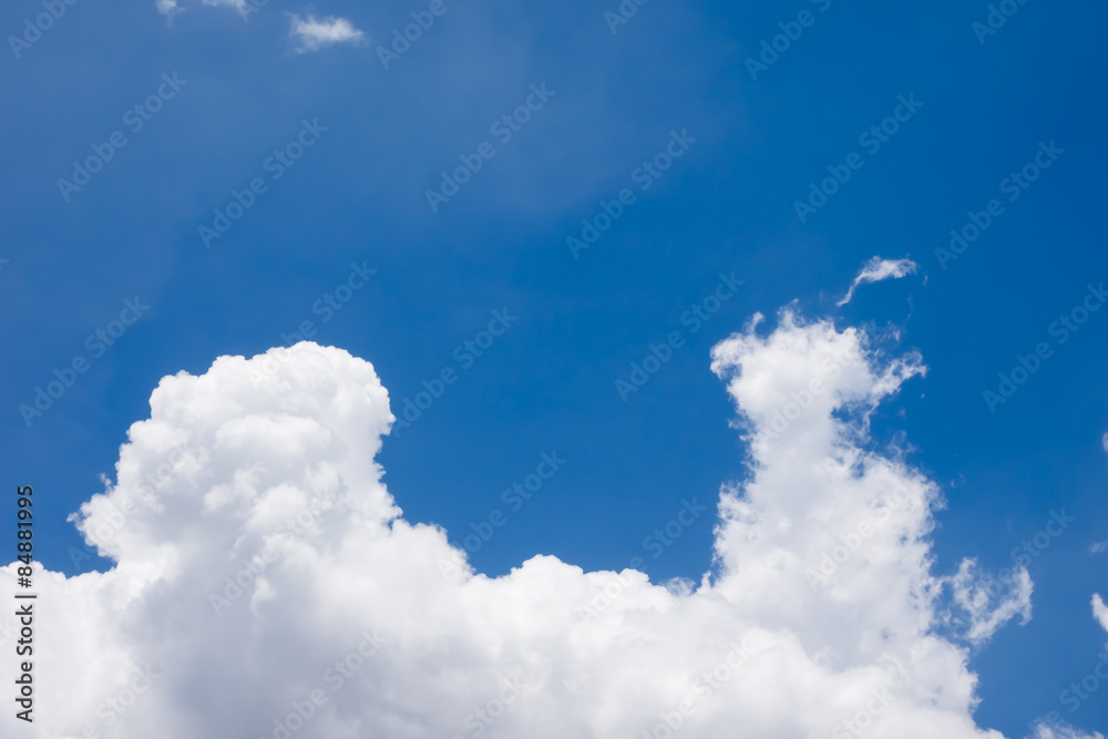 Obraz premium White cloud on blue sky