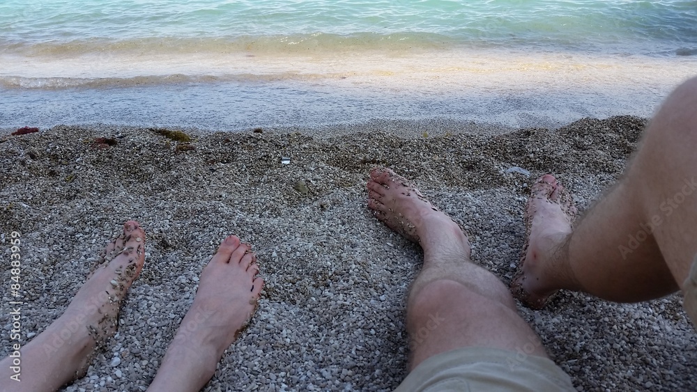 Obraz premium Jambes sur la plage de cailloux