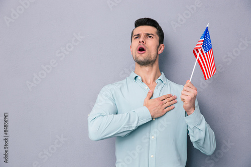 Fotomural Patriotic young man holding US flag