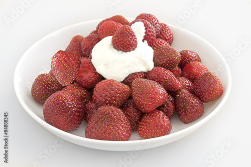 fraises bio avec crème sur assiette