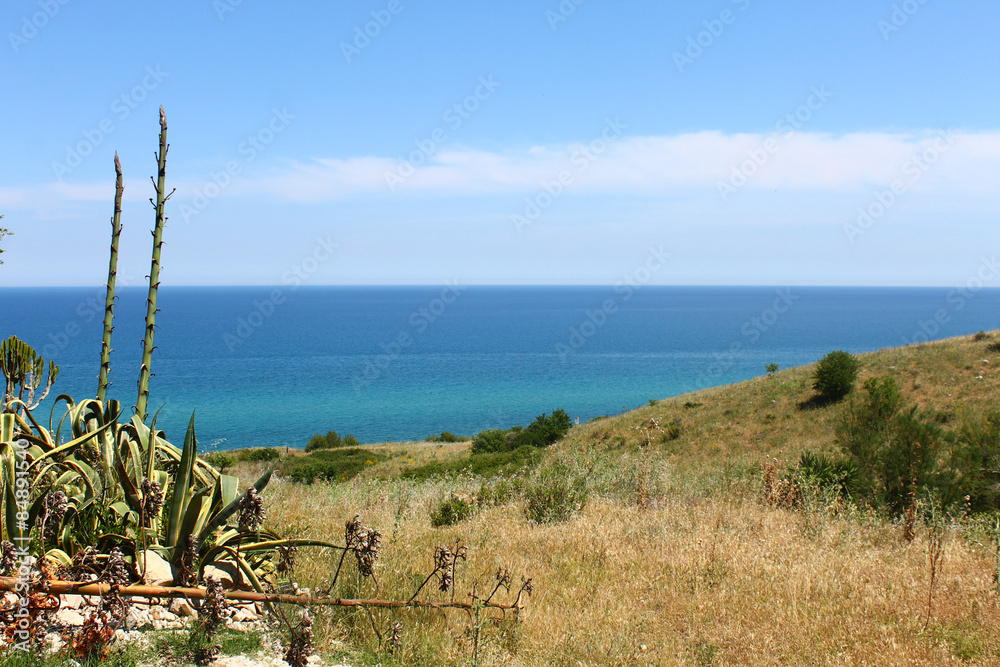 Veduta della costa dalla torre di un piccolo paese denominato Torre Melissa, situato sulla costa ionica calabrese, in provincia di Crotone.