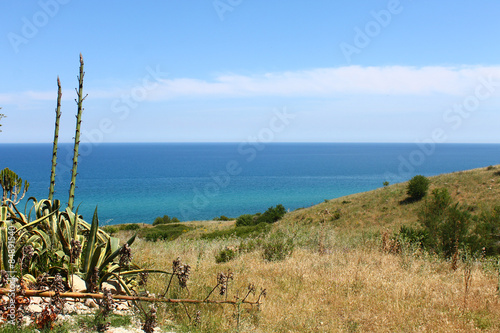 Veduta della costa dalla torre di un piccolo paese denominato Torre Melissa  situato sulla costa ionica calabrese  in provincia di Crotone.