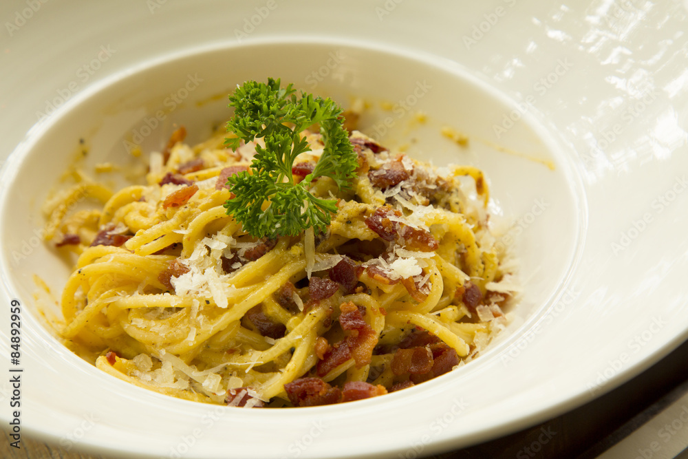 spaghrtti in white dish