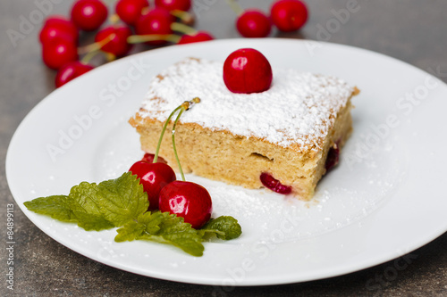 Kirschenkuchen am Teller mit Minze