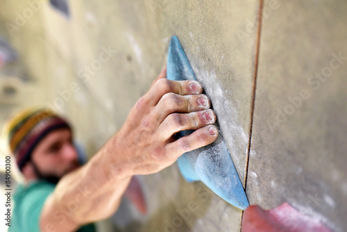 Detail Hand hält sich an Griff fest, Kletterer/ Bergsteiger in Halle photo