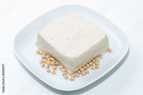 Tofu y semillas de soja en un plato