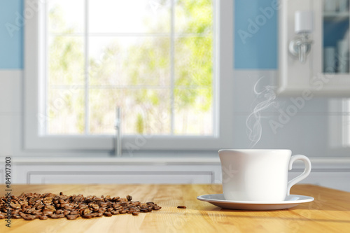 Tasse Kaffee mit Kaffeebohnen in Küche