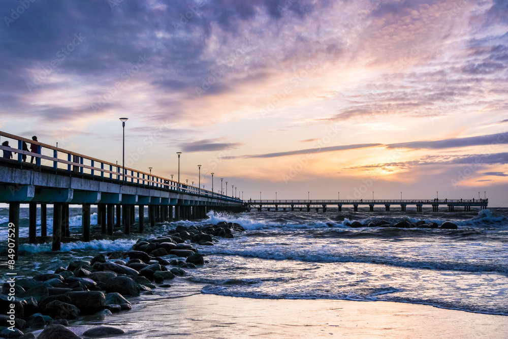 Obraz premium In the evening view of the sea bridge