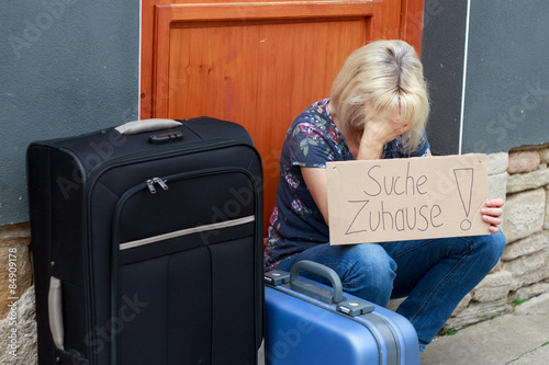 verzweifelte Frau sucht neues Zuhause photo