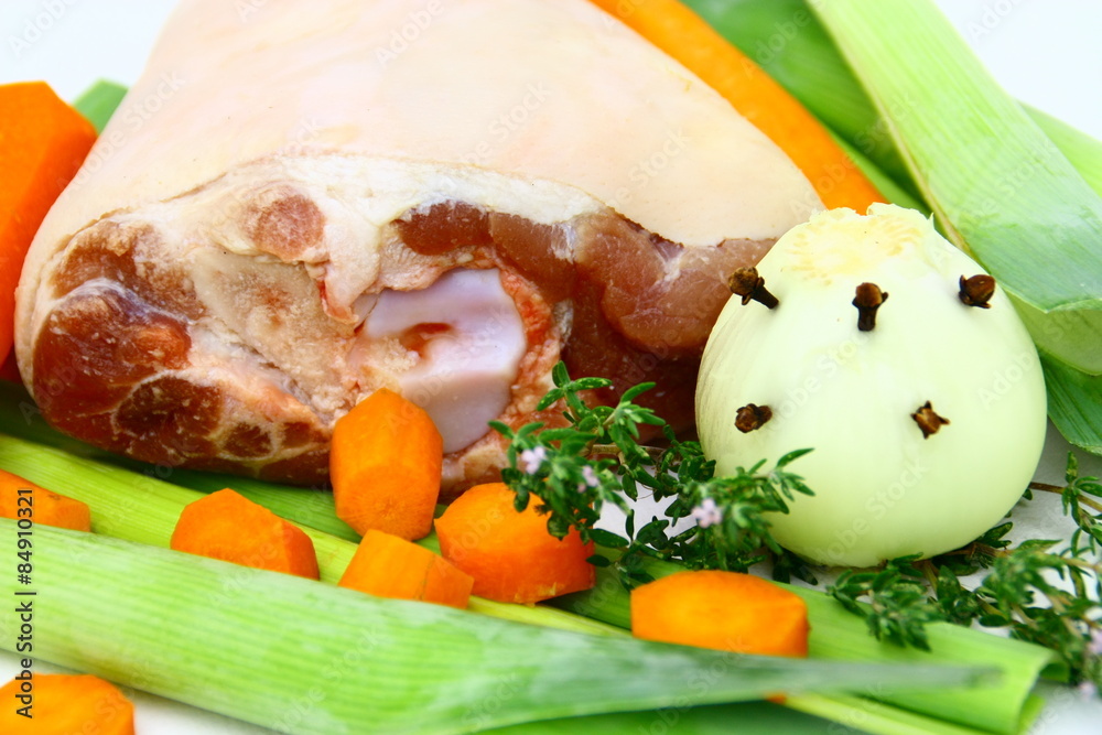 jarret de porc demi-sel,à l'os,et légumes pour potée Stock Photo