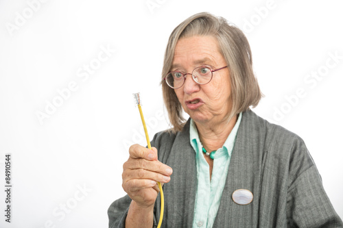 Fotografie Alte Frau mit Ethernetkabel ist wütend
