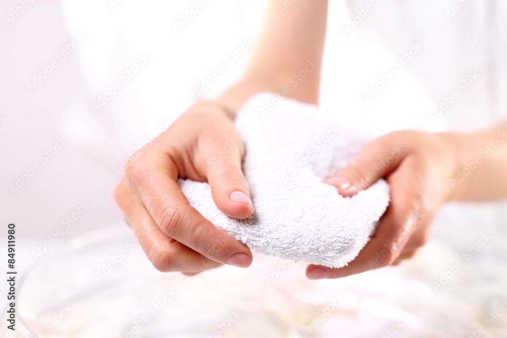 Higiena dłoni. Kobieta wyciera dłonie ręcznikiem - obrazy, fototapety, plakaty 