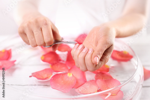 Manicure, obcinanie paznokci