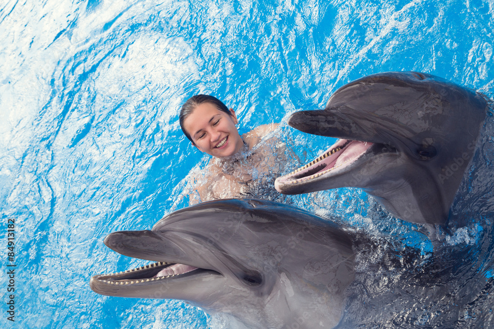 Fototapeta premium Girl swimming with Dolphin