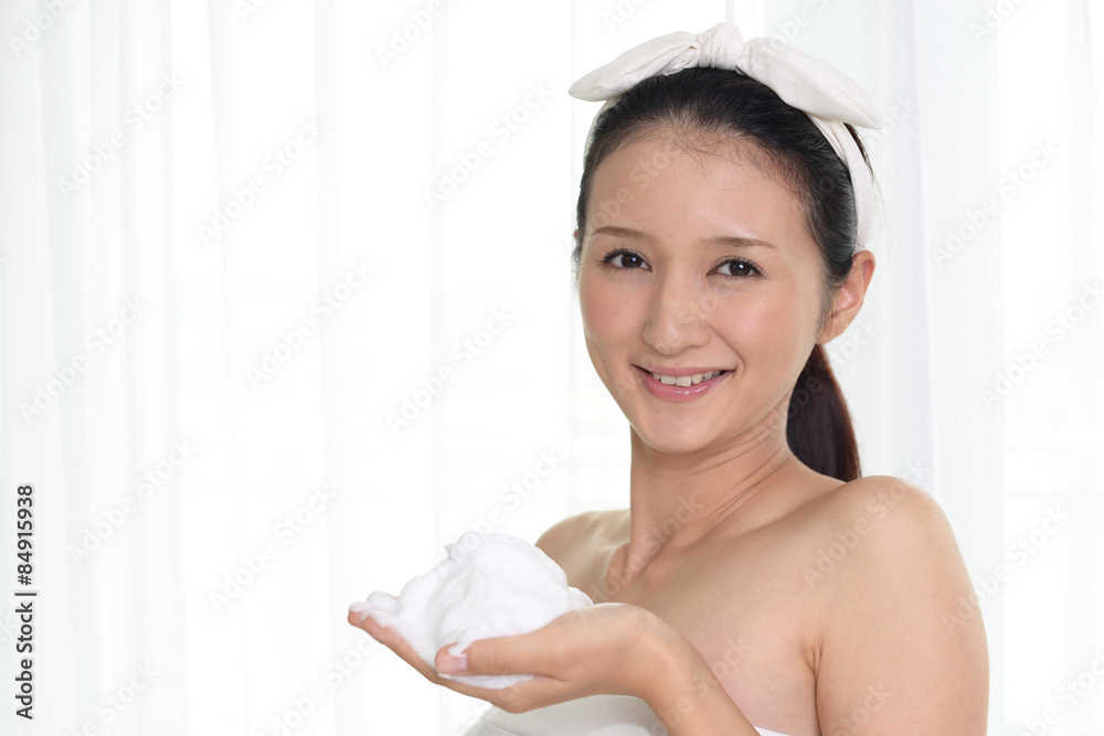 洗顔をする女性