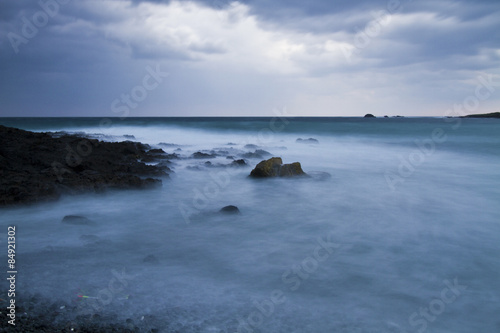 sea under cloudy sky