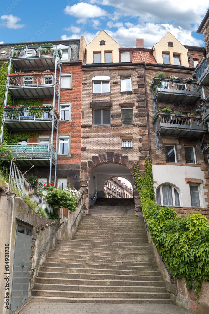 Durchgang mit Treppe unter einem Stadthaus