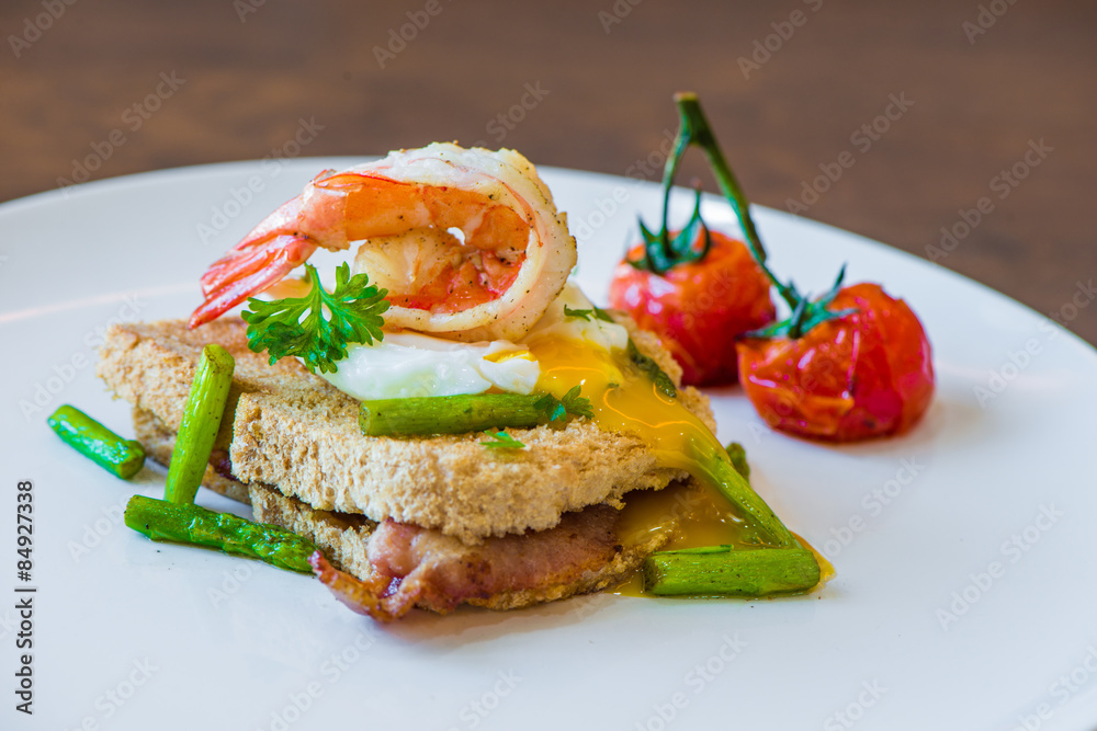 Sandwich with poached egg, parma ham and tomato Sandwich with poached egg, parma ham and tomato