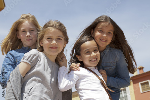 Amiguitas rubias, morena y castaña sonriendo
