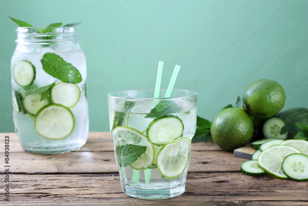 Fototapeta premium bevanda ghiacciata con cetrioli lime e menta sfondo verde