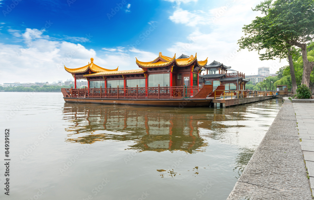 Obraz premium Traditional ship at the Xihu (West lake), Hangzhou, China