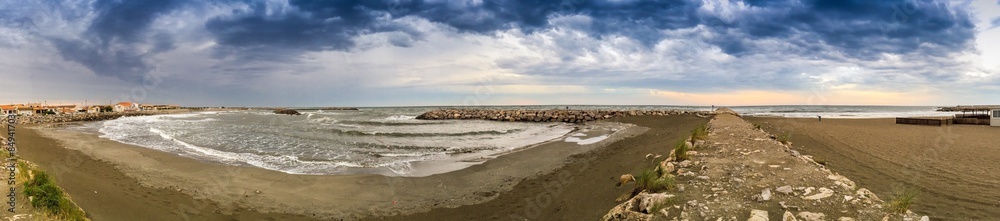 Plage camarguaise sous l'orage