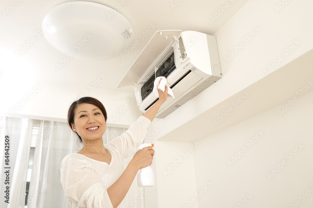 エアコンの掃除をしている日本人の女性
