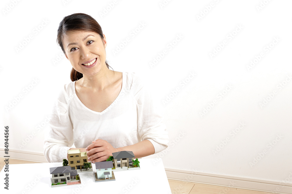 住宅の模型を説明している日本人の綺麗な女性