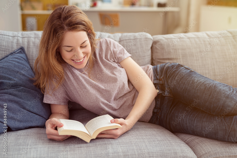 frau liest ein lustiges buch Stock Photo | Adobe Stock