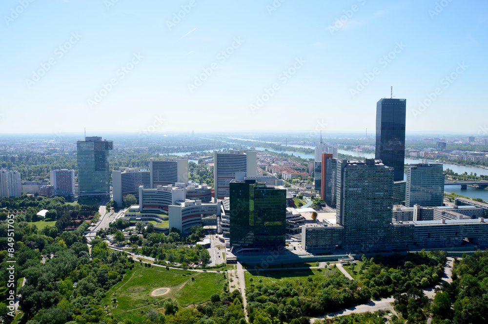 Obraz premium Blick über Wien mit Donau City und Uno City