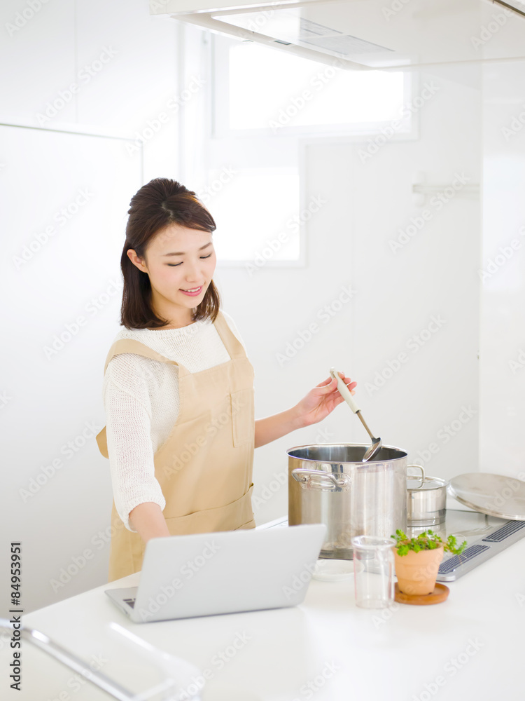 キッチン・若い女性