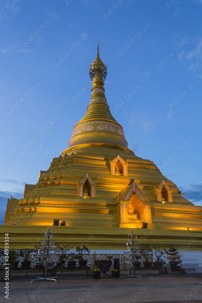 Fototapeta premium Gloden pagoda at Kamphaeng Phet