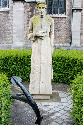 standbeeld van pastor Henri Pype Sint-Petrus-en-Pauluskerk Ostende photo