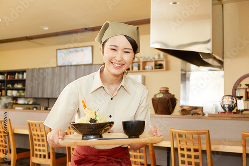 Fotografie 食事を運ぶ飲食店の店員