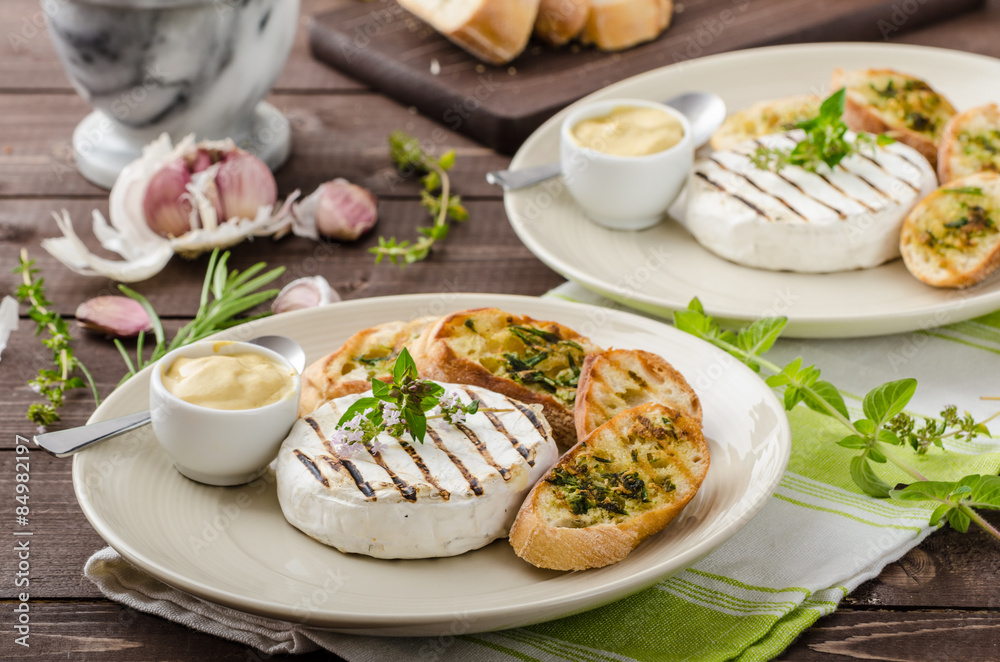 Grilled camembert with mini herbs baguettes Grilled camembert with mini herbs baguettes