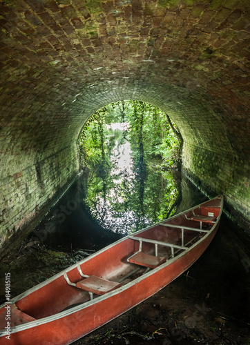 Φωτογραφία Boat In Tunnel