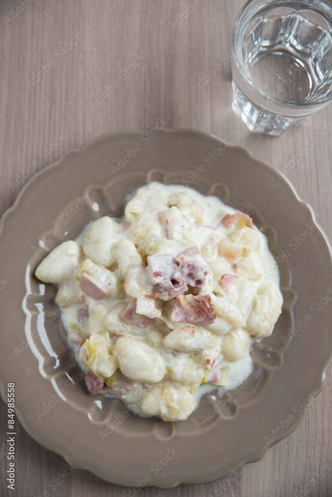 Gnocchi im creminger Käsesauce mit weissem Saprgel Gnocchi im creminger Käsesauce mit weissem Saprgel