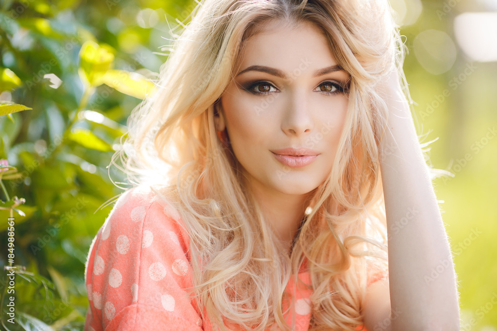 Fototapeta premium Lato portret pięknej kobiety.