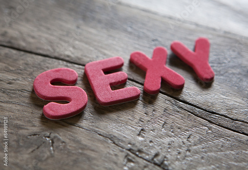 mot sexy en lettres rouge en relief