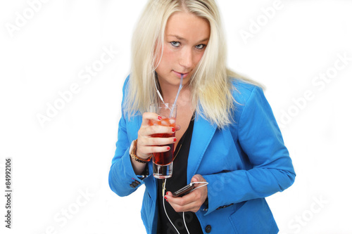 junge Frau trinkt Cocktail 