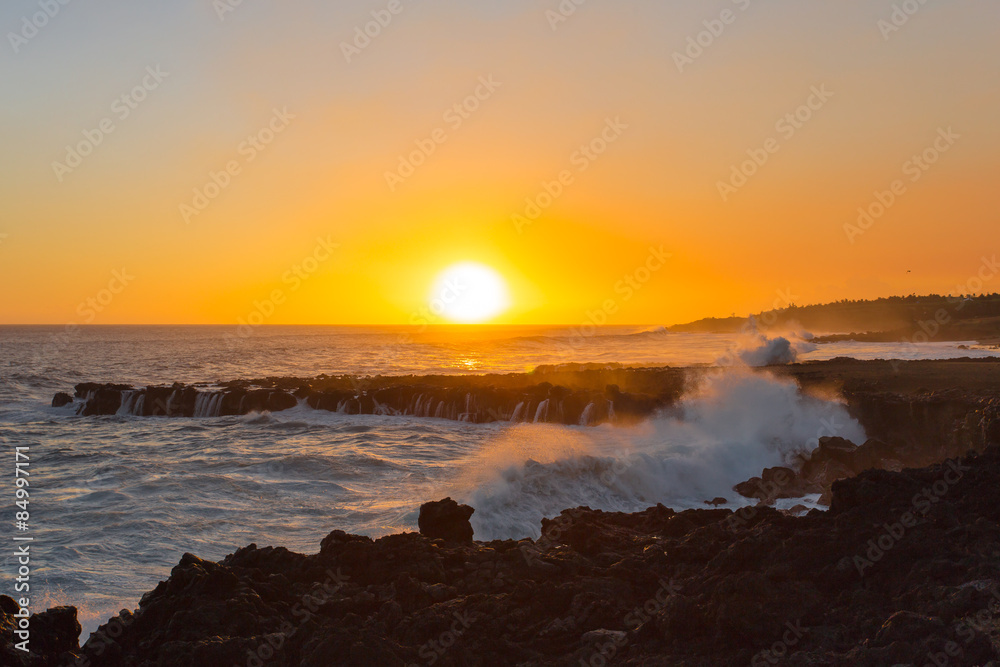 coucher de soleil sur mer en furie, île de la Réunion
