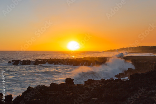 coucher de soleil sur mer en furie, île de la Réunion 