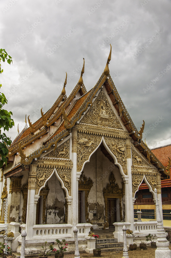 Fototapeta premium Phetchaburi Temple with moody sky