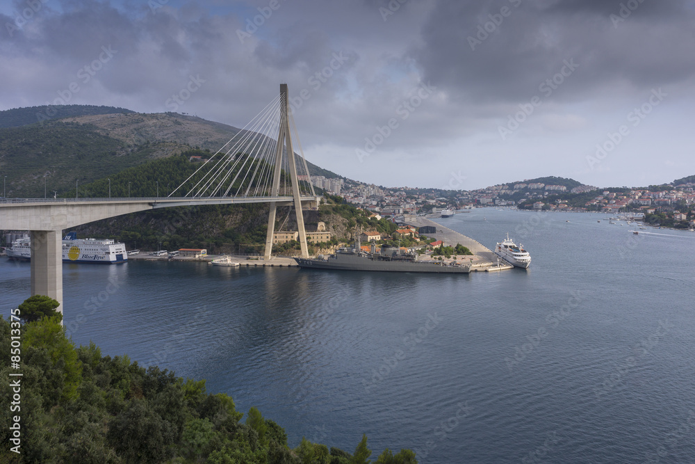 Obraz premium Suspension bridge and port in Dubrovnik