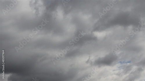 Быстрое движение облаков по небу с верхнего левого угла  на право. photo