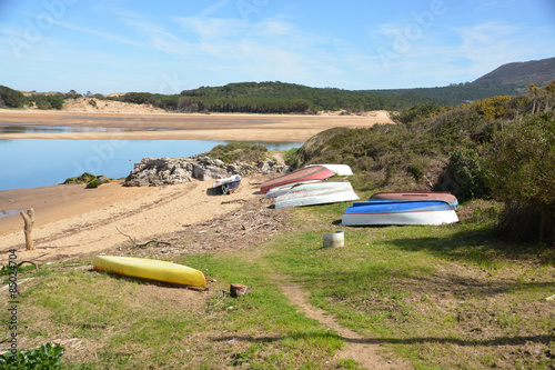 barcas varadas en la orilla