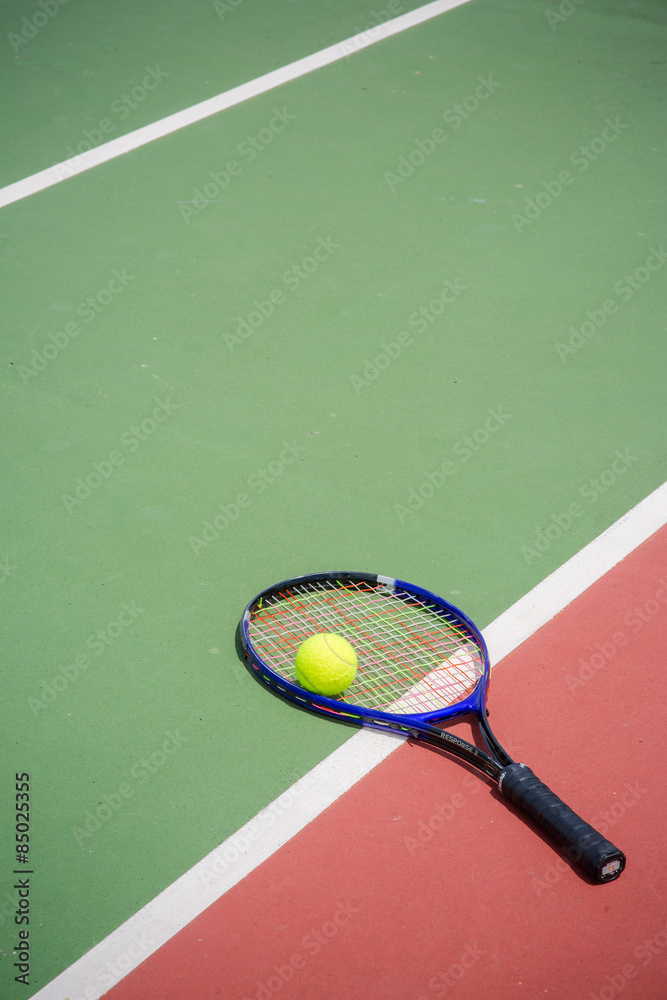 tennis racket and balls on the tennis court