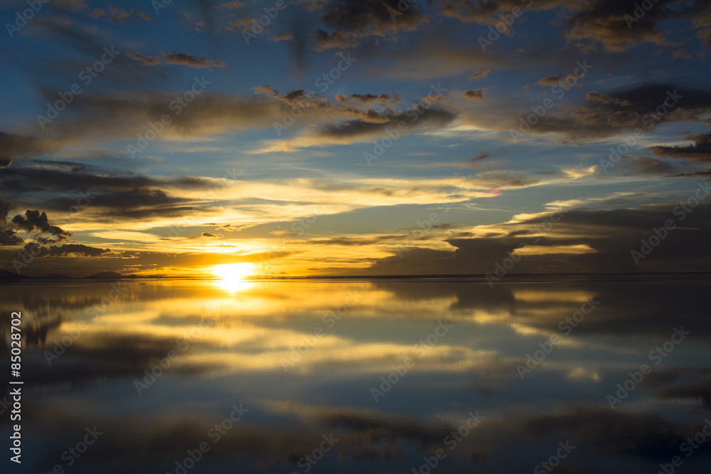 Fototapeta premium ウユニ塩湖の落日